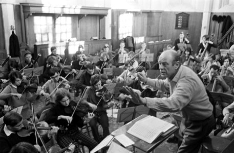 Studenten Orkest oefent in kerk van Bergen. Dirigent Jan Brussen tijdens repetit, Bestanddeelnr 920-9733