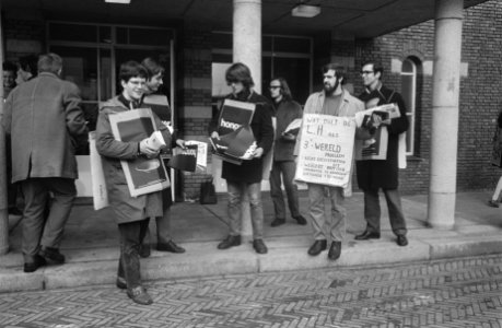 Studenten demonstreren voor de Lanbouw Hogeschool tegen honger in de wereld. Cor, Bestanddeelnr 934-6549