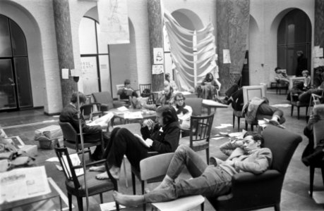 Studenten houden Maagdenhuis, Amsterdam, nog bezet studenten slapen op stoelen e, Bestanddeelnr 922-4284