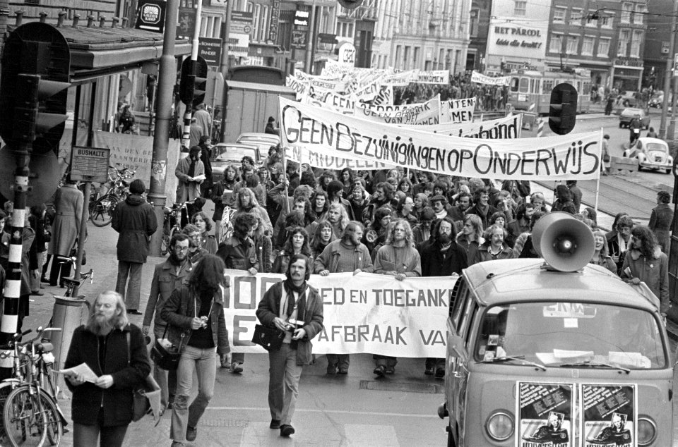 Studenten demonstreren tegen onderwijsbeleid in Amsterdam demonstranten onderweg, Bestanddeelnr 928-8970