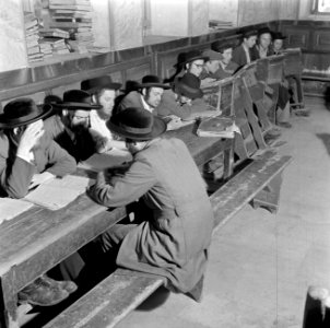 Studerende leerlingen van een Jeshiwa (een Talmoed hogeschool) in hun klaslokaal, Bestanddeelnr 255-0393