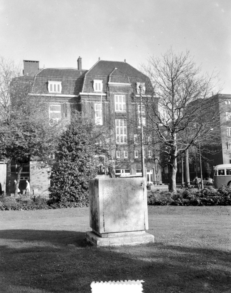 Studenten plaatsen beeld op Valeriusplein, Bestanddeelnr 906-0874