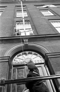 Studenten houden Maagdenhuis, Amsterdam, nog bezet postbode legt post in een man, Bestanddeelnr 922-4290