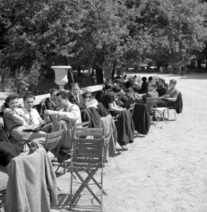 Studenten in de zon, in het park Jardin du Luxembourg, Bestanddeelnr 254-2121