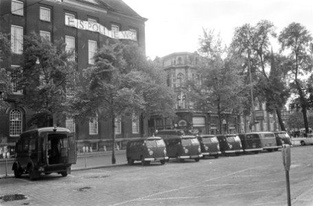 Studenten houden Maagdenhuis, Amsterdam, nog bezet overvalwagens, Bestanddeelnr 922-4293
