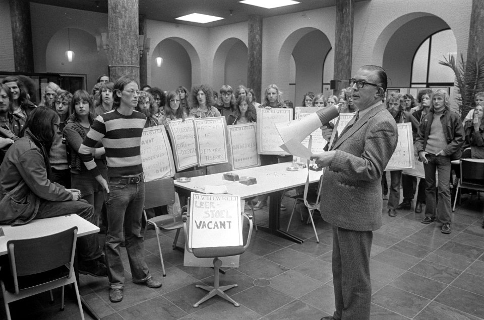Studenten in de politicologie met stoel van stakende prof Daudt in optocht naar, Bestanddeelnr 926-7074