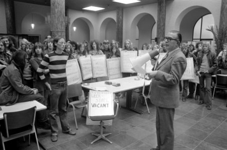 Studenten in de politicologie met stoel van stakende prof Daudt in optocht naar, Bestanddeelnr 926-7074
