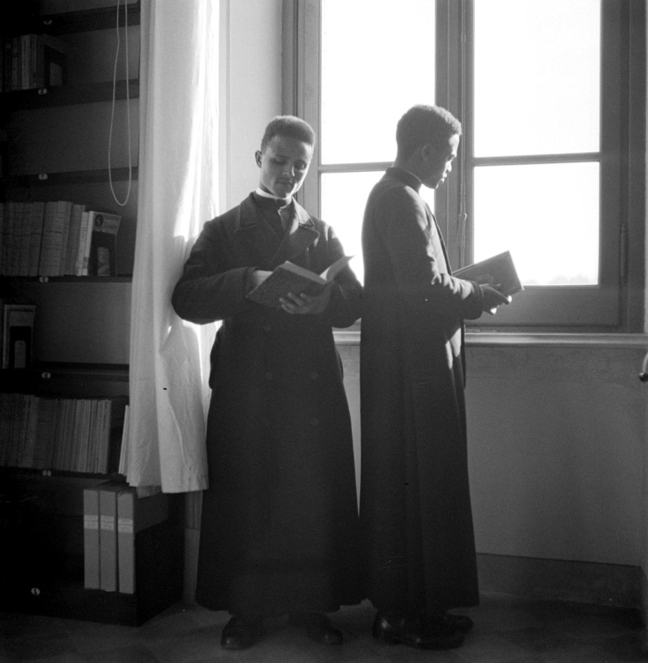 Studenten in de bibliotheek van het Pauselijk Ethiopisch college in het Vaticaan, Bestanddeelnr 254-5555