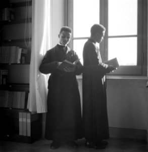 Studenten in de bibliotheek van het Pauselijk Ethiopisch college in het Vaticaan, Bestanddeelnr 254-5555