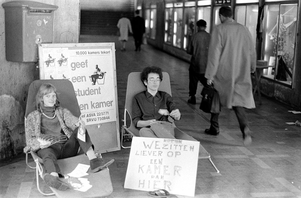 Studenten prodesteren in de tunnel onder het stationsplein, Bestanddeelnr 919-5427