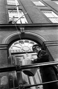 Studenten houden Maagdenhuis, Amsterdam, nog bezet postbode legt post in een man, Bestanddeelnr 922-4287