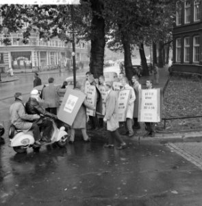 Studenten protesteren tegen wetsontwerp van Minister Cals studenten met protestb, Bestanddeelnr 911-6786
