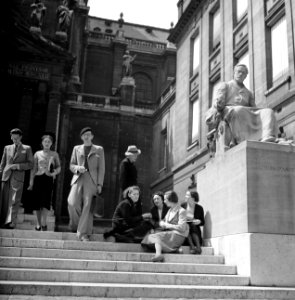 Studenten op de trappen bij het standbeeld van Louis Pasteur, Bestanddeelnr 254-2103
