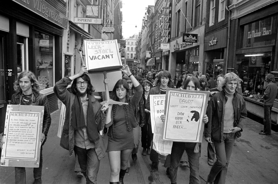 Studenten in de politicologie met stoel van stakende prof Daudt in optocht naar, Bestanddeelnr 926-7076