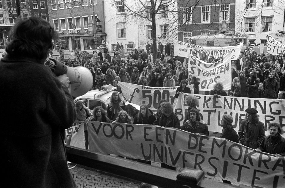 Studenten met spandoeken worden toegesproken, Bestanddeelnr 926-8828