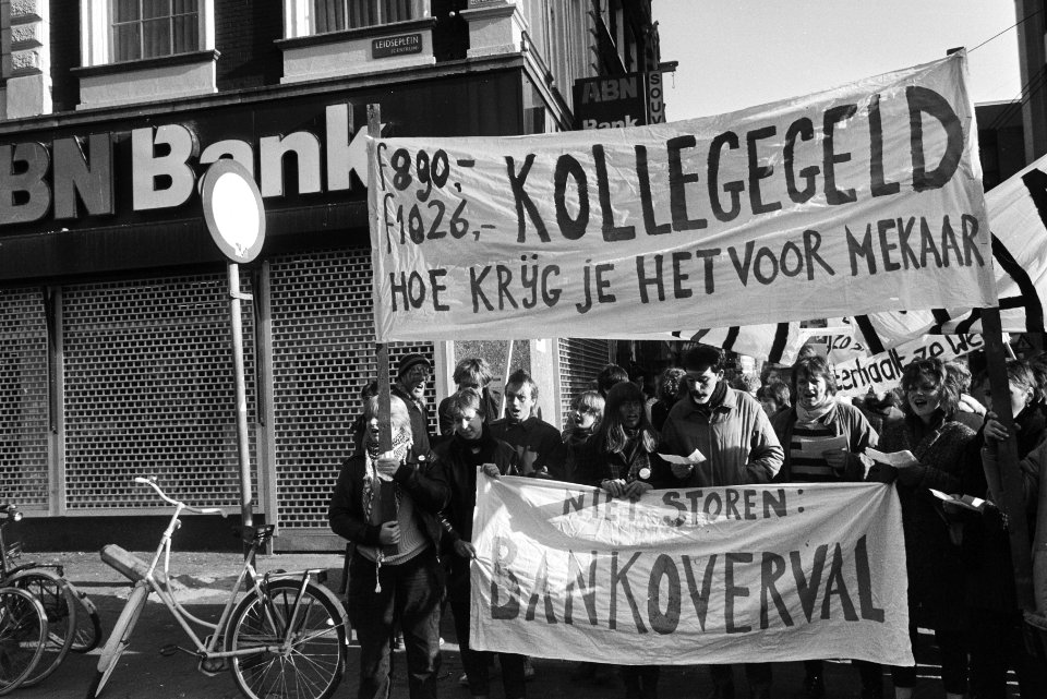 Studenten met spandoeken Kollegegeld hoe krijg je het voor mekaar en Niet sto, Bestanddeelnr 932-5088