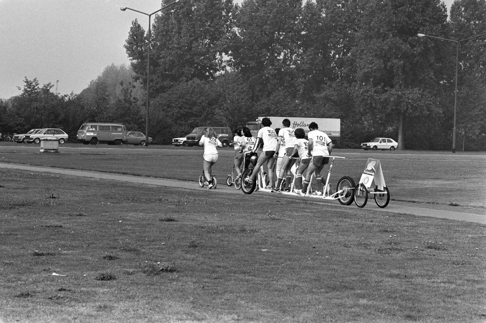 Studenten op de step onderweg tijdens de autoped-tour van Breda naar Utrecht, Bestanddeelnr 931-6679