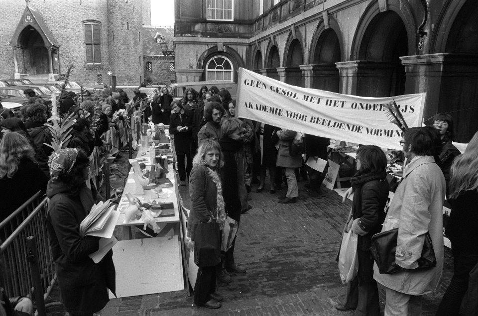 Studenten met spandoek, Bestanddeelnr 927-0295