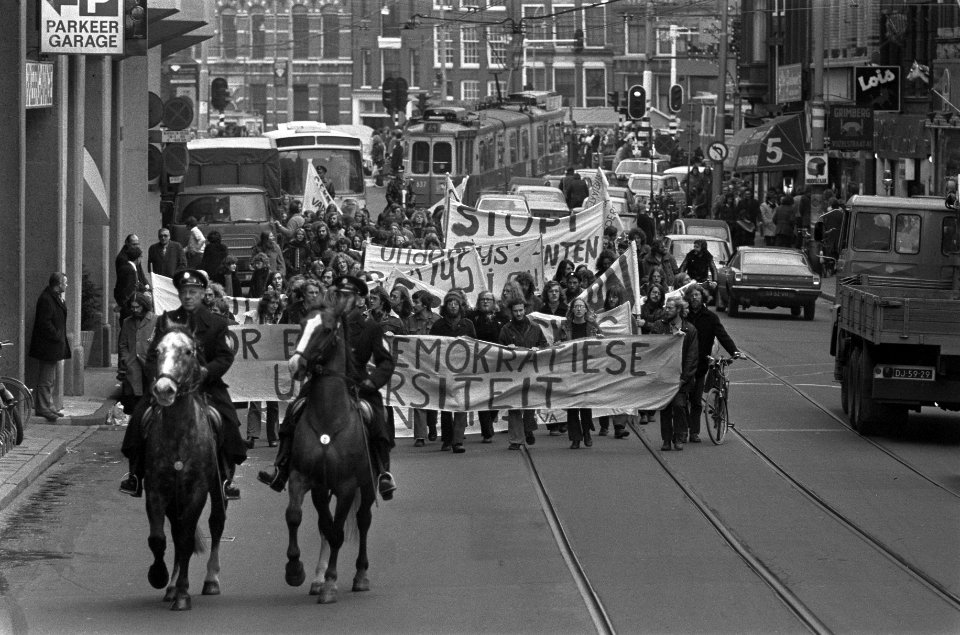 Studenten lopen met spandoeken en worden voorafgegaan door politieagenten te paa, Bestanddeelnr 926-8830