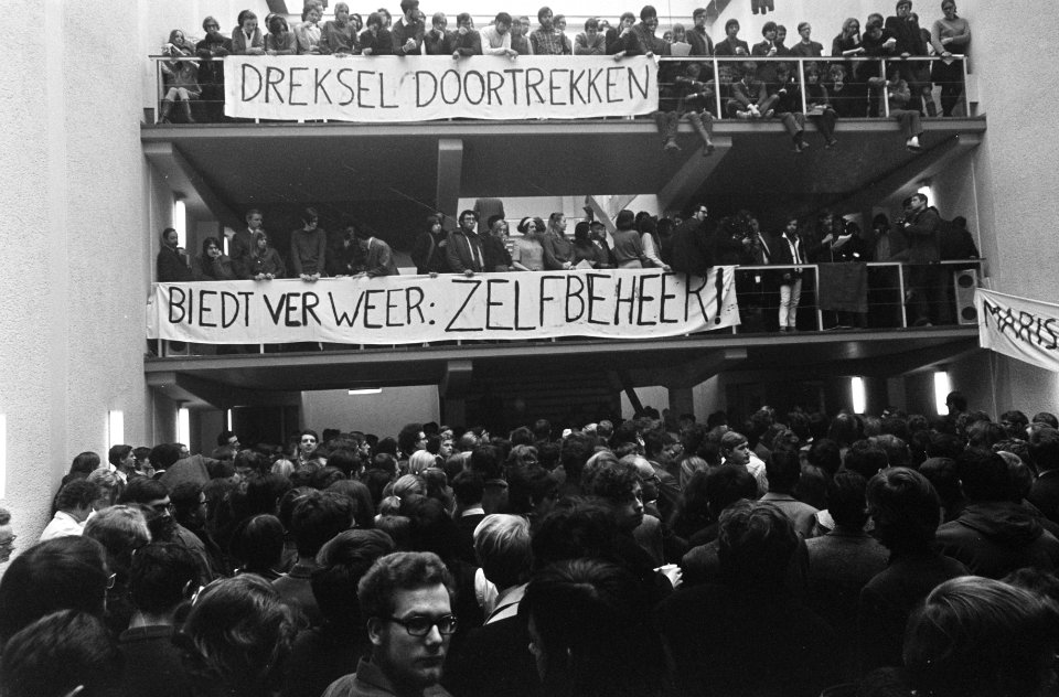 Studenten vergaderen in de hal van de Oudemanhuispoort, Amsterdam overzicht, Bestanddeelnr 922-1360