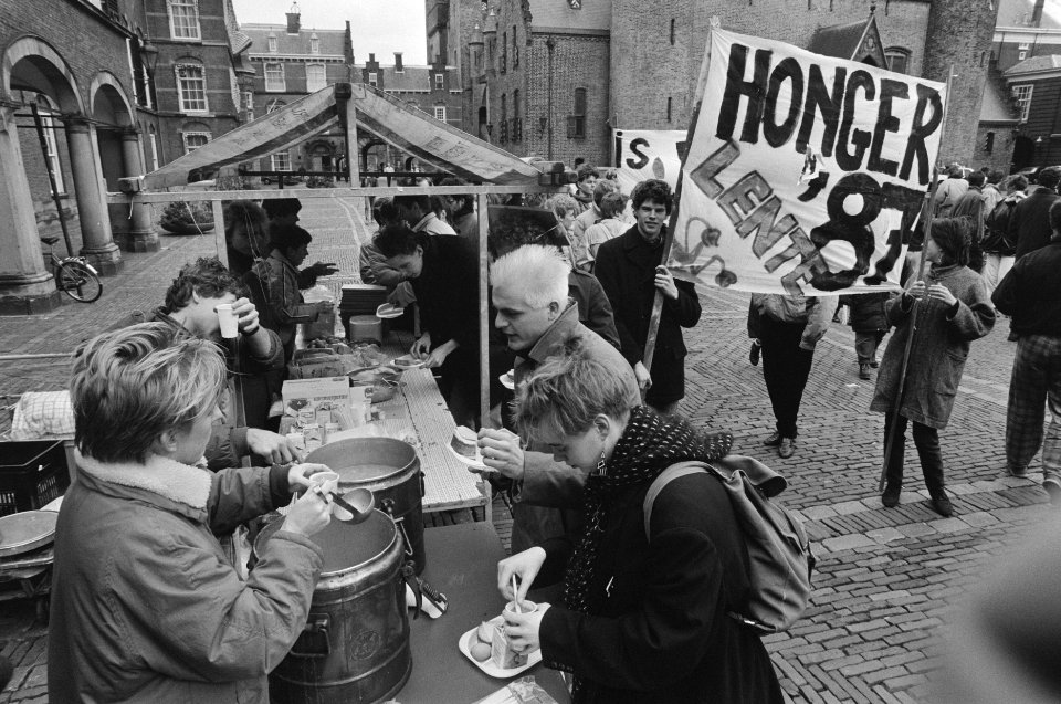 Studenten demonstreren op Binnenhof tijdens commissievergadering over studiefina, Bestanddeelnr 933-9346