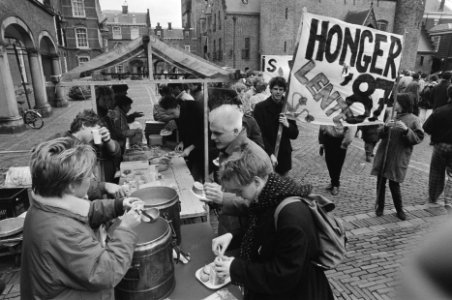 Studenten demonstreren op Binnenhof tijdens commissievergadering over studiefina, Bestanddeelnr 933-9346