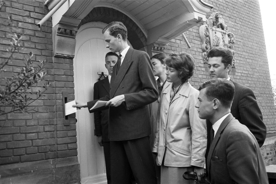 Studenten bij de Zuid Afrikaanse Ambassade De President L G Schimmelpennick , Bestanddeelnr 912-5334