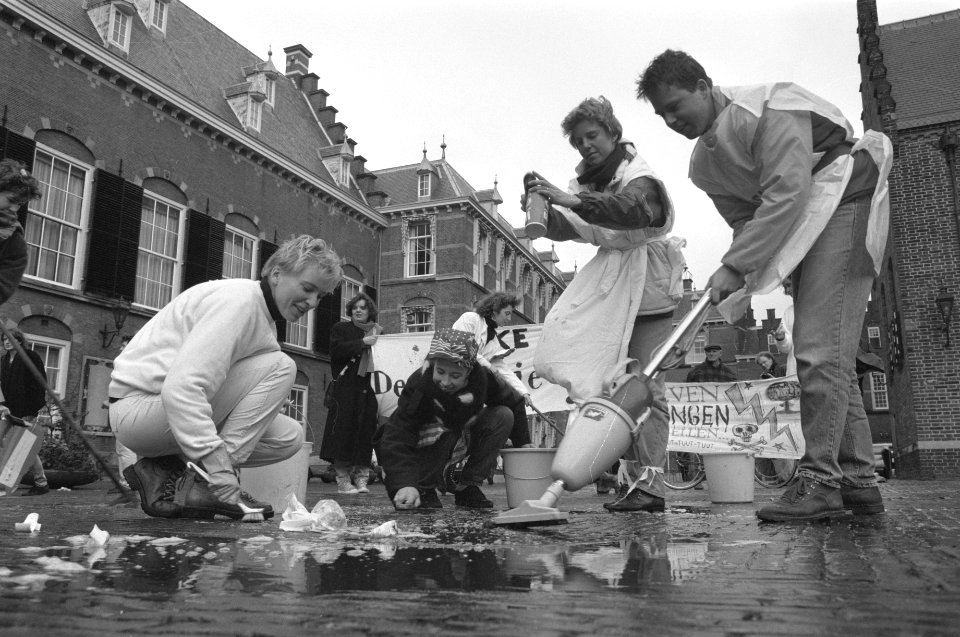 Studenten maken Binnenhof schoon in kader van actie Bundel de Boosheid, Bestanddeelnr 934-3712