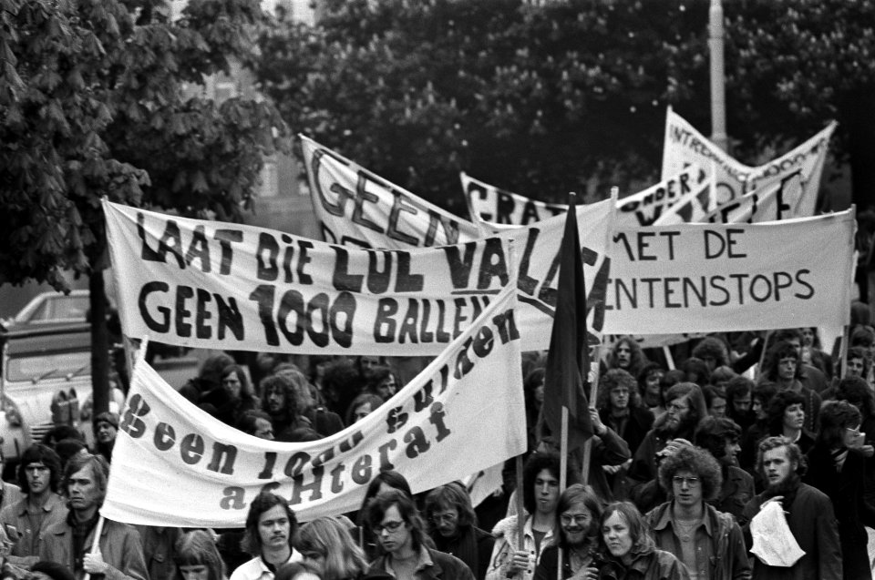 Studenten demonstreren in Den Haag tijdens behandeling f 500,-- wet van Klein , Bestanddeelnr 927-1793