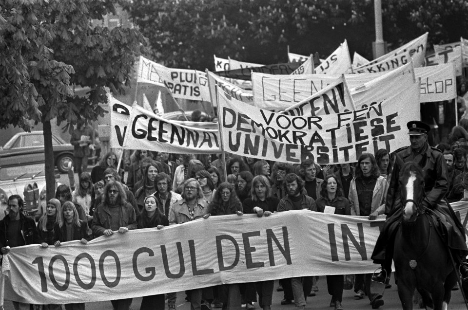 Studenten demonstreren in Den Haag tijdens behandeling f 500,-- wet van Klein , Bestanddeelnr 927-1792