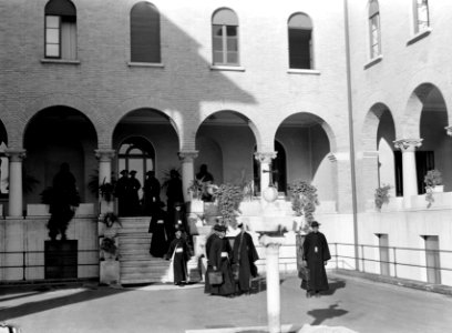 Studenten verlaten het gebouw van het Pauselijk Ethiopisch college in het Vatica, Bestanddeelnr 252-1766