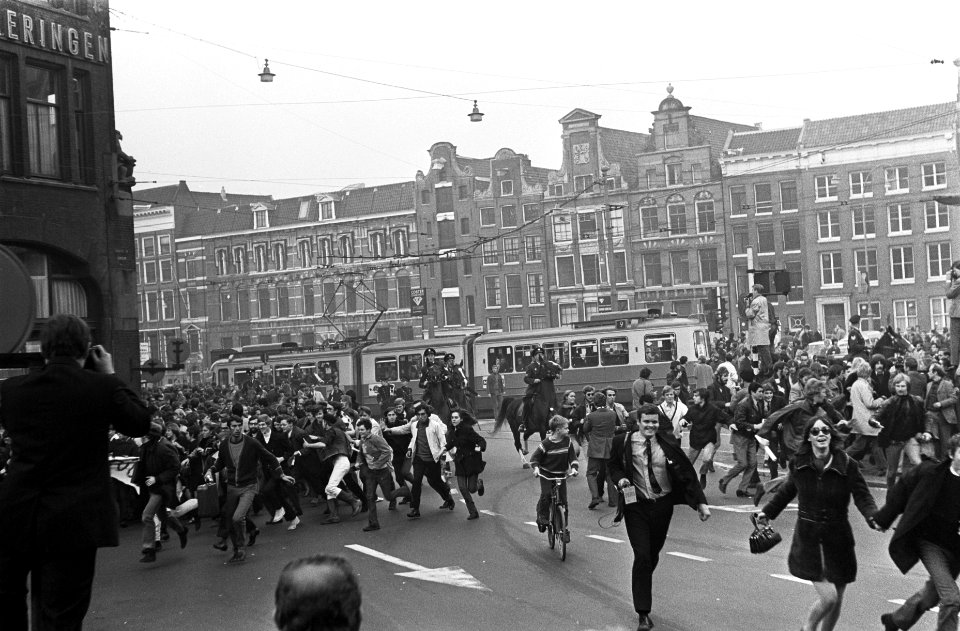 Studenten demonstreren politiepaard voert charges uit op de Munt, Bestanddeelnr 921-7859