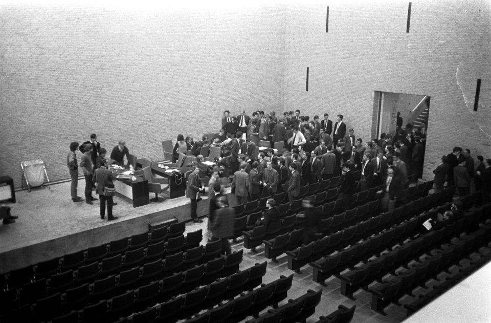 Studenten van Hoge School Tilburg bezetten aula felle discussies tussen de stude, Bestanddeelnr 922-1946
