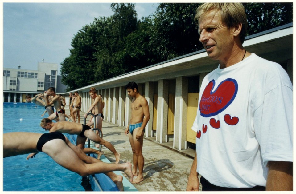 Studenten van de CIOS-sportopleiding duiken het buitenbad van de Houtvaart in onder toezicht van K. Mantjes. NL-HlmNHA 54037186