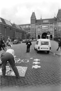 Studenten kunst-historisch instituut in A'rdam op kruising Museumstraat en Hobbe, Bestanddeelnr 931-1551