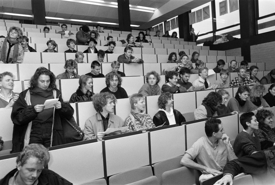 Studenten VU in collegezaal, Bestanddeelnr 934-1327