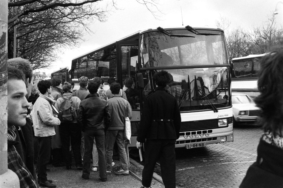 Studenten stappen in bus in A'dam die gratis door de universiteit ter beschikkin, Bestanddeelnr 933-5475