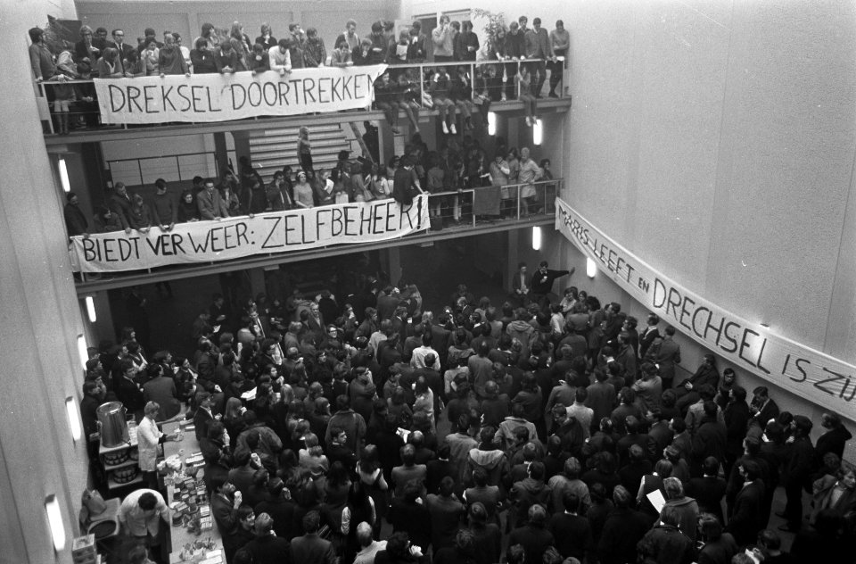 Studenten vergaderen in hal Oudemanhuispoort, Amsterdam over problemen bestuurss, Bestanddeelnr 922-1357
