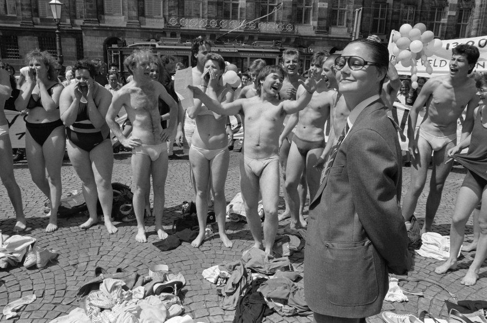 Studenten kleden zich uit op de Dam als protest tegen veranderingen in studiefin, Bestanddeelnr 934-2657