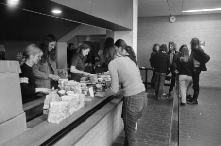 Studenten houden Vrije Universiteit van Amsterdam bezet uit protest tegen verkie, Bestanddeelnr 925-4060