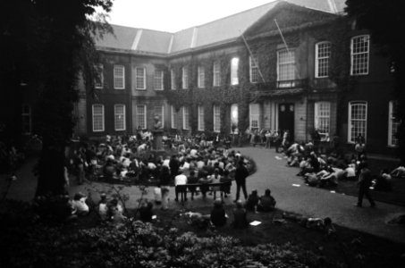 Studenten houden vergadering over processen Maagdenhuisbezetters in de Oudemanhu, Bestanddeelnr 922-5255