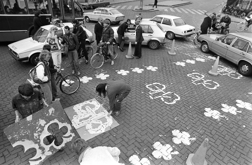 Studenten van kunst-historisch instituut in A'dam op kruising Museumstraat en Ho, Bestanddeelnr 931-1549