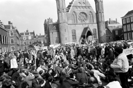 Studenten arriveren met spandoeken op het Haagse Binnenhof, Bestanddeelnr 919-6086