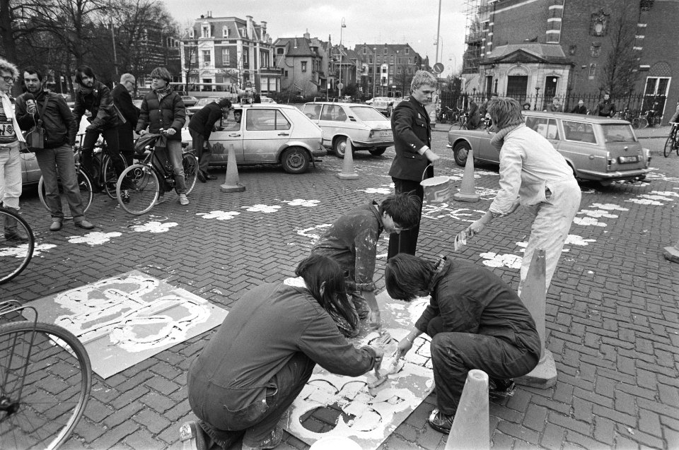 Studenten van kunst-historisch instituut in A'dam op kruising Museumstraat en Ho, Bestanddeelnr 931-1550