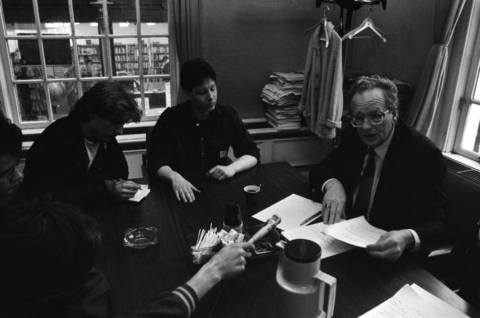 Studenten in gesprek met de voorzitter van het College van Bestuur van de Univer, Bestanddeelnr 933-5354