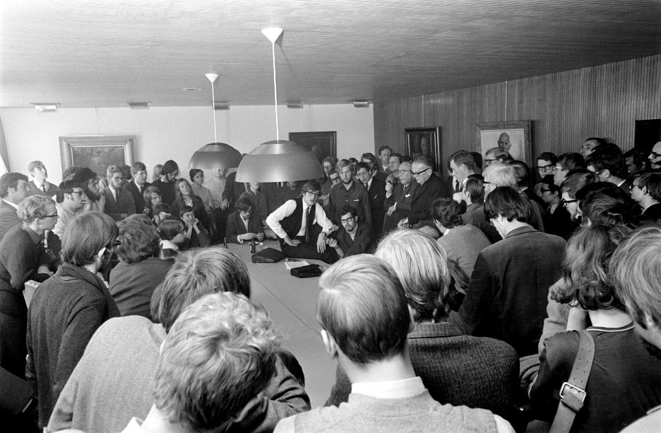 Studenten van de VU te Adam bezetten senaatskamer uit solidariteit met de studen, Bestanddeelnr 922-3730