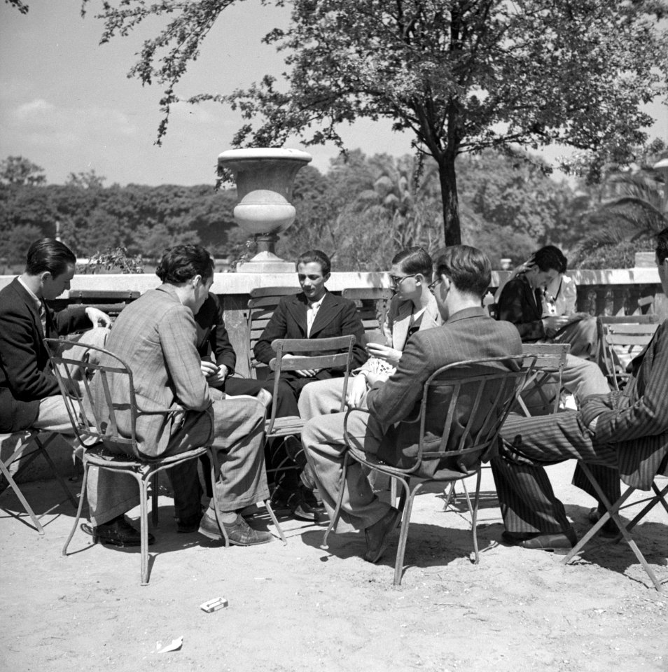 Studenten in gesprek in de Jardin du Luxembourg, Bestanddeelnr 254-2140