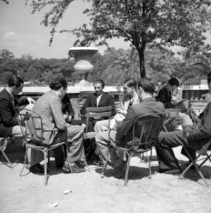Studenten in gesprek in de Jardin du Luxembourg, Bestanddeelnr 254-2140