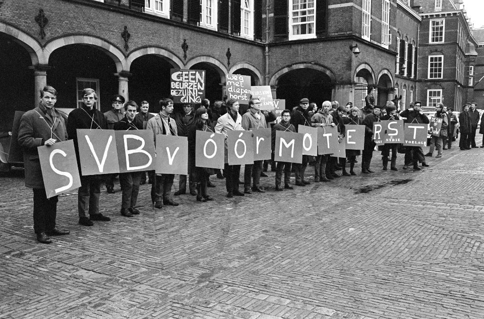 Studenten van de SVB demonstreren tegen de bezuinigingen op de Rijks Studie Toel, Bestanddeelnr 919-8365
