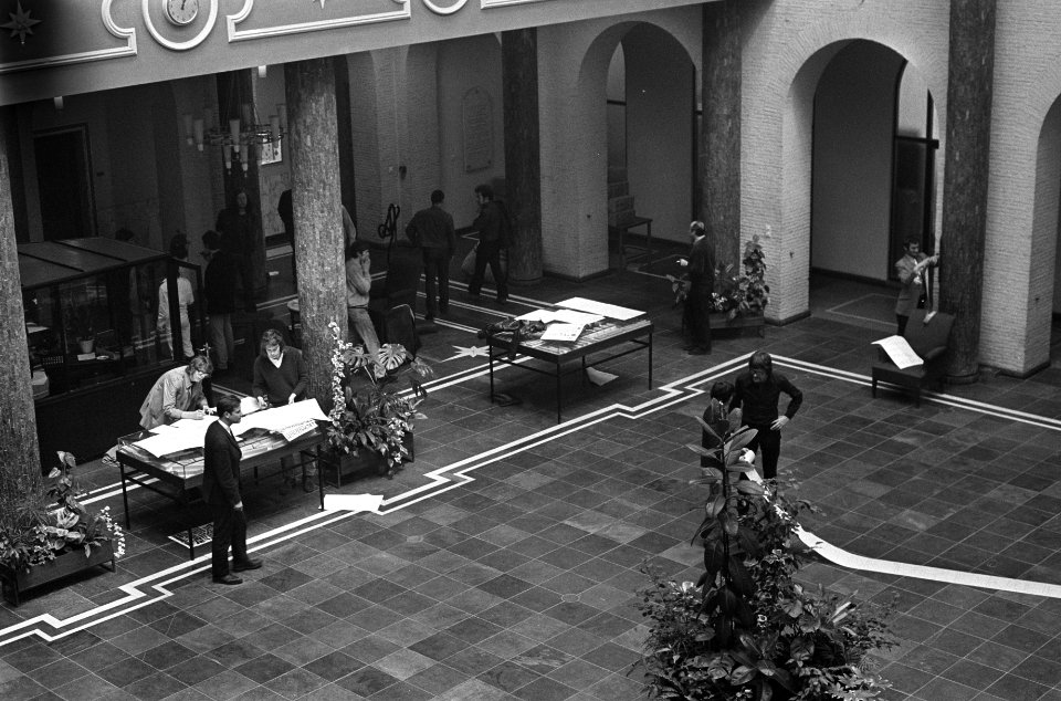 Studenten bezetten Maagdenhuis te Amsterdam prof. Belinfante op de balustrade, Bestanddeelnr 922-4064